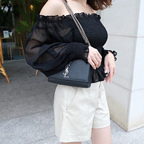 KAMELLIA - Echelle set - Áo kiểu xếp nếp tay phồng trễ vai Echelle vải voan màu đen trơn phối quần short kaki phom đứng