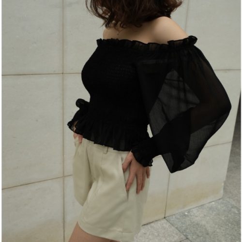 KAMELLIA - Echelle set - Áo kiểu xếp nếp tay phồng trễ vai Echelle vải voan màu đen trơn phối quần short kaki phom đứng