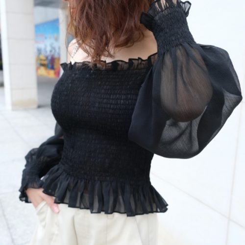 KAMELLIA - Echelle set - Áo kiểu xếp nếp tay phồng trễ vai Echelle vải voan màu đen trơn phối quần short kaki phom đứng