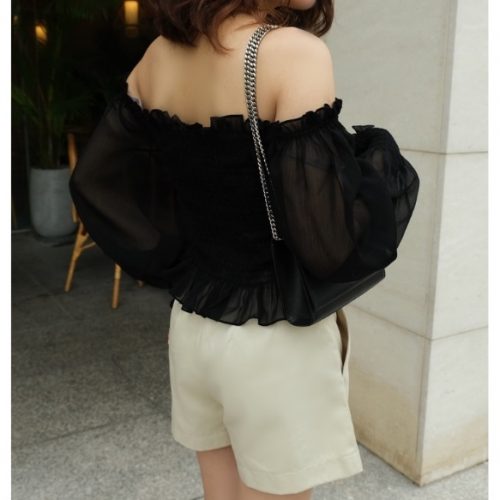 KAMELLIA - Echelle set - Áo kiểu xếp nếp tay phồng trễ vai Echelle vải voan màu đen trơn phối quần short kaki phom đứng