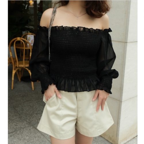 KAMELLIA - Echelle set - Áo kiểu xếp nếp tay phồng trễ vai Echelle vải voan màu đen trơn phối quần short kaki phom đứng