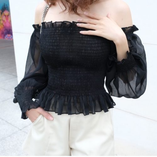 KAMELLIA - Echelle set - Áo kiểu xếp nếp tay phồng trễ vai Echelle vải voan màu đen trơn phối quần short kaki phom đứng